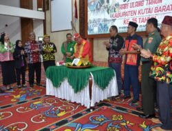 Bupati Minta Maaf, Potong Tumpeng HUT ke-25 Kutai Barat