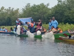 PT Bayan Group Tebar Ribuan Benih Ikan di Kawasan Reservat Beloan