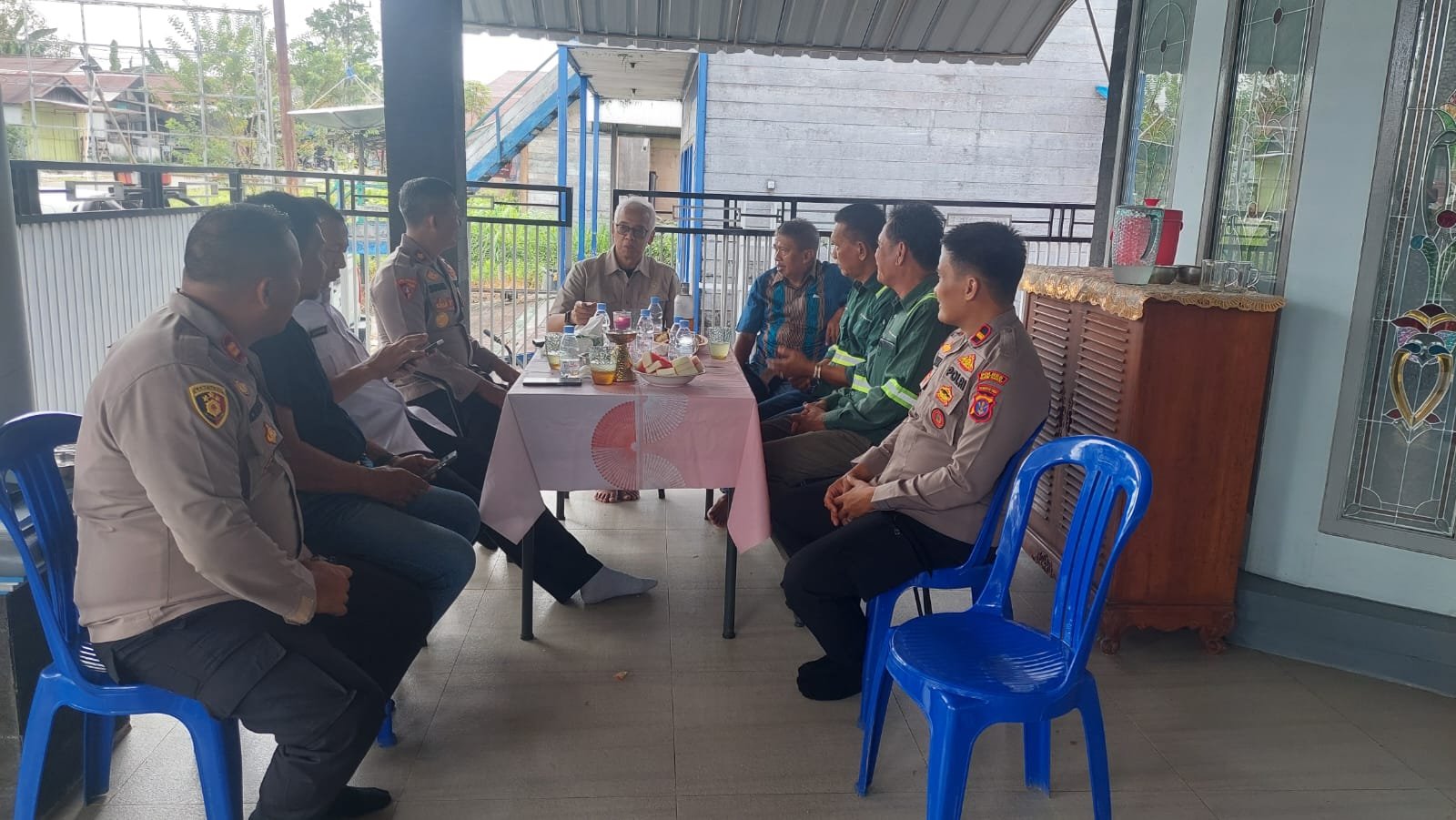 MAKAN BERSAMA: Irjen Pol (Purn) Arief Wicaksono Sudiatomo (kelima kanan) didampingi Didik Effendi (empat kanan) di rumah Didik Effendi di Melak.