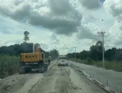 Pengendara Tewas dan Truk Banyak Terbalik, Gubernur Mau Lewat, Dua Alat Berat Diturunkan