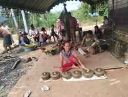 Di Tenda Setelah Api, Menunggu Restu Upacara Adat Korban Kebakaran di Kampung Bentas