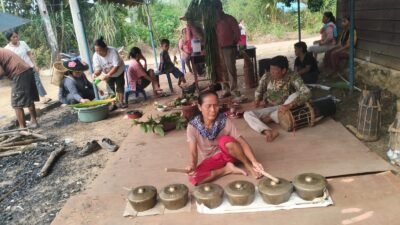 Di Tenda Setelah Api, Menunggu Restu Upacara Adat Korban Kebakaran di Kampung Bentas