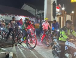 Menyusuri Malam Sendawar, Saat Gowes Menjadi Jembatan Kedekatan Polri dan Warga
