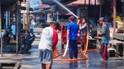 Warga Muara Beloan Siram Atap Rumah untuk Antisipasi Kebakaran Saat Kemarau