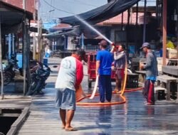 Warga Muara Beloan Siram Atap Rumah untuk Antisipasi Kebakaran Saat Kemarau