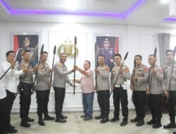 Tokoh Dayak Tunjung Hibahkan 20 Sumpit ke Polres untuk Pelestarian Budaya