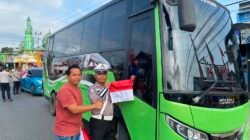 Sambut HUT RI ke-81, Polres Kutai Barat Bagikan Ratusan Bendera Merah Putih
