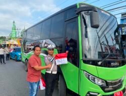 Sambut HUT RI ke-81, Polres Kutai Barat Bagikan Ratusan Bendera Merah Putih