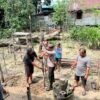 Polsek Muara Pahu dan Warga Gotong Royong Relokasi Rumah Terdampak Longsor