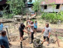 Polsek Muara Pahu dan Warga Gotong Royong Relokasi Rumah Terdampak Longsor
