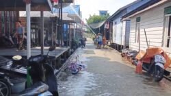 Antisipasi Kebakaran saat Kemarau, Aparat Kampung Tanjung Pagar Siram Atap Rumah Warga