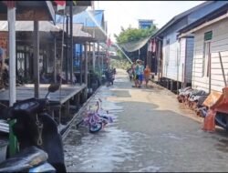 Antisipasi Kebakaran saat Kemarau, Aparat Kampung Tanjung Pagar Siram Atap Rumah Warga
