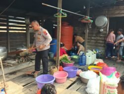 Polsek Melak Bantuan Sembako Empat Korban Longsor di Muara Bunyut