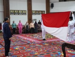 Bupati Kutai Barat Pimpin Prosesi Pelipatan Bendera Pusaka Jelang HUT Ke-81 RI