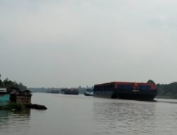 KSOP Tunggu Kajian, Keluhan Konvoi Ponton Padati Mahakam di Penyinggahan